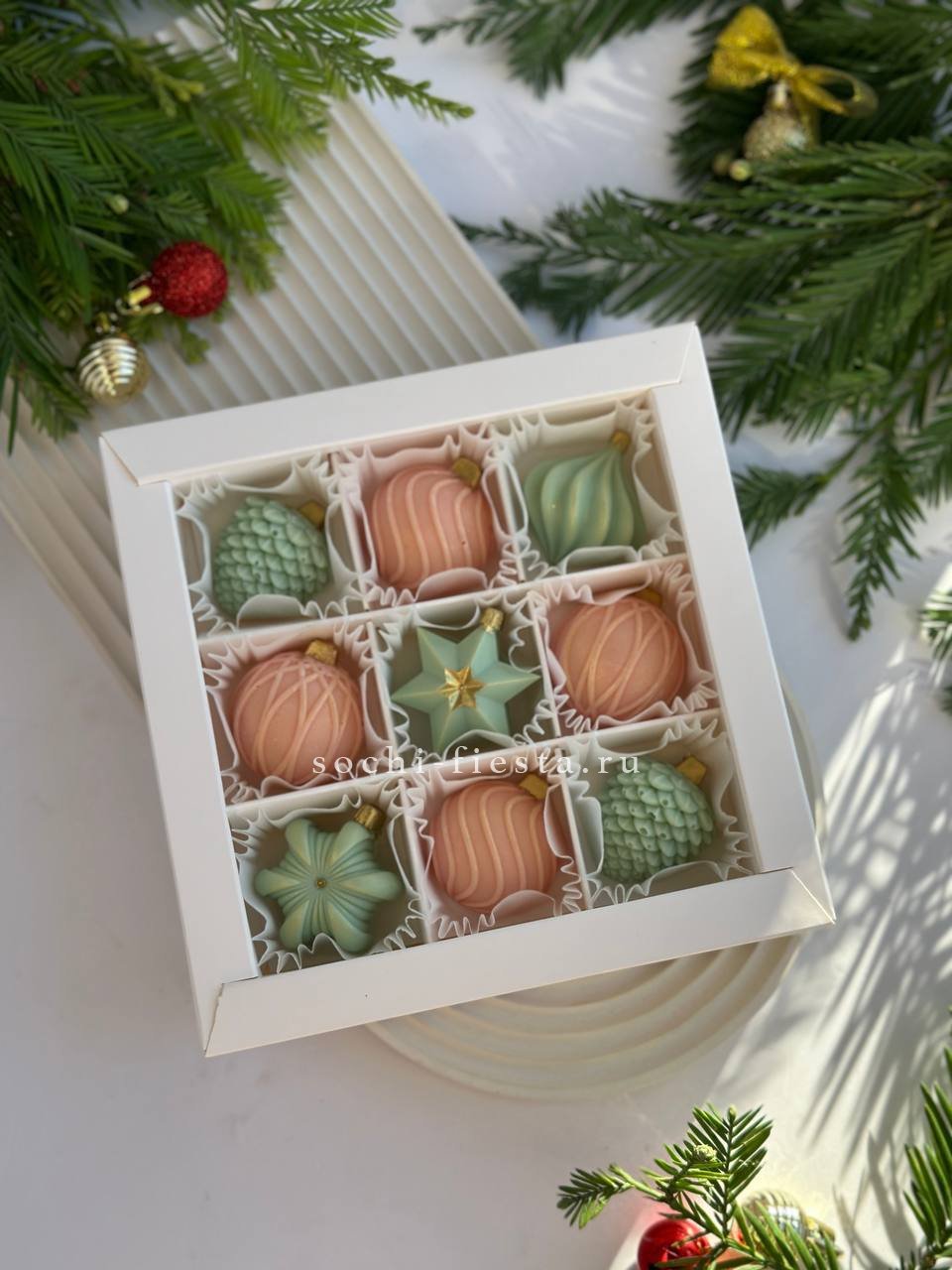 рождественский венок из пихты с шишками и хлопком для городского дома