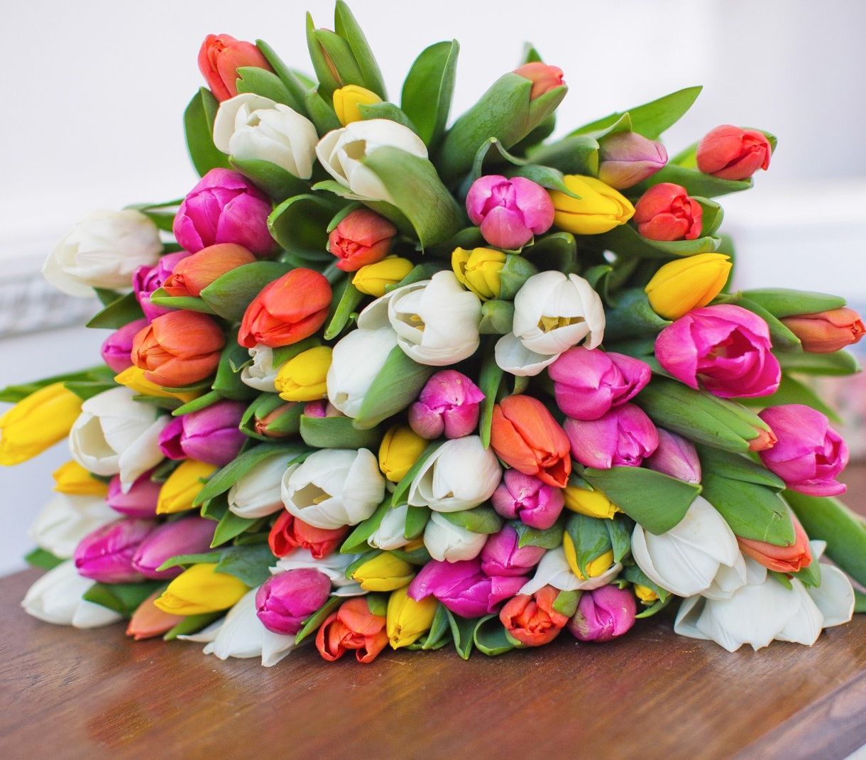 корпоративная композиция с розами и хризантемами для офиса в Сургуте