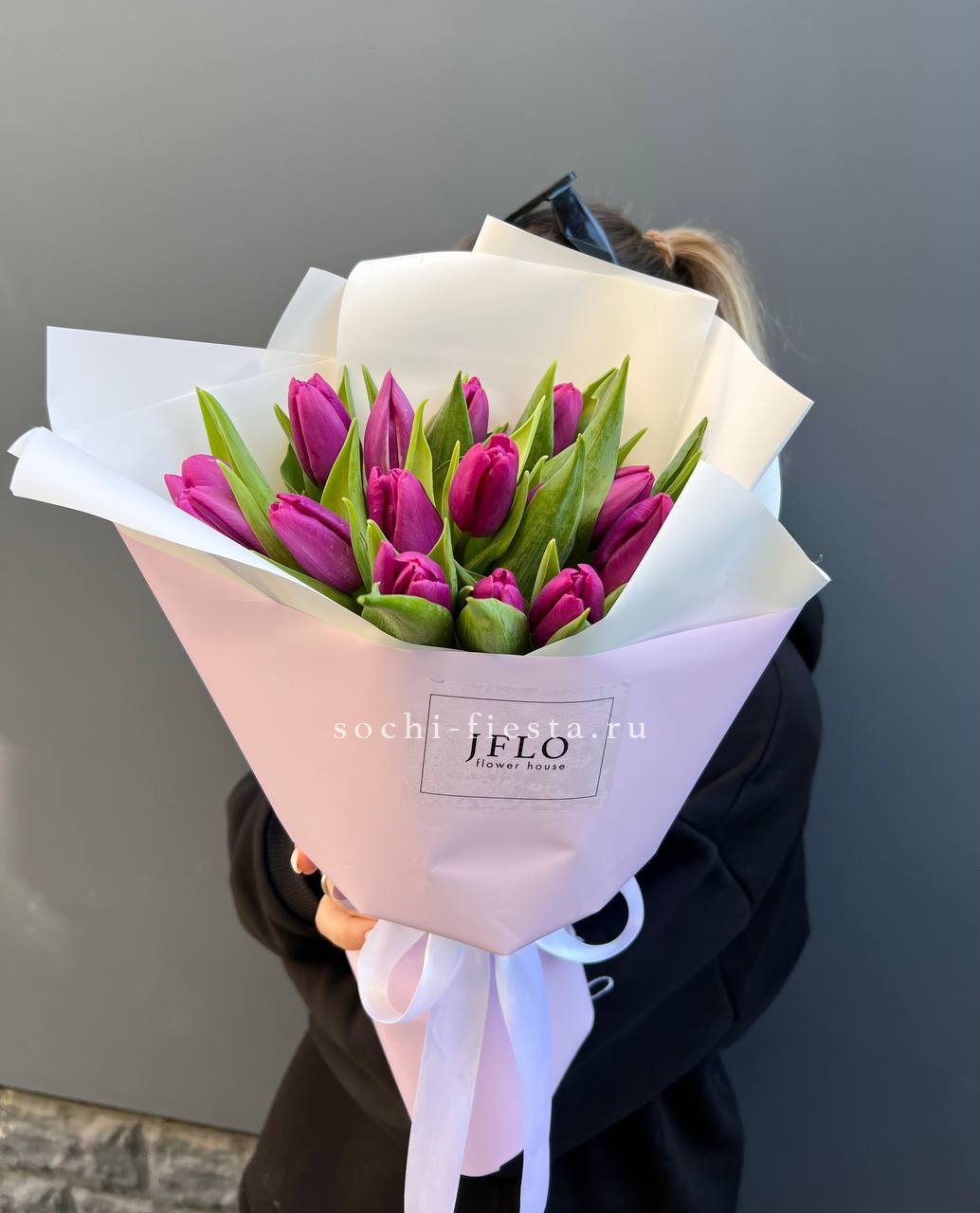 видовой каталог с розами и пионами в студии флористики в Сургуте