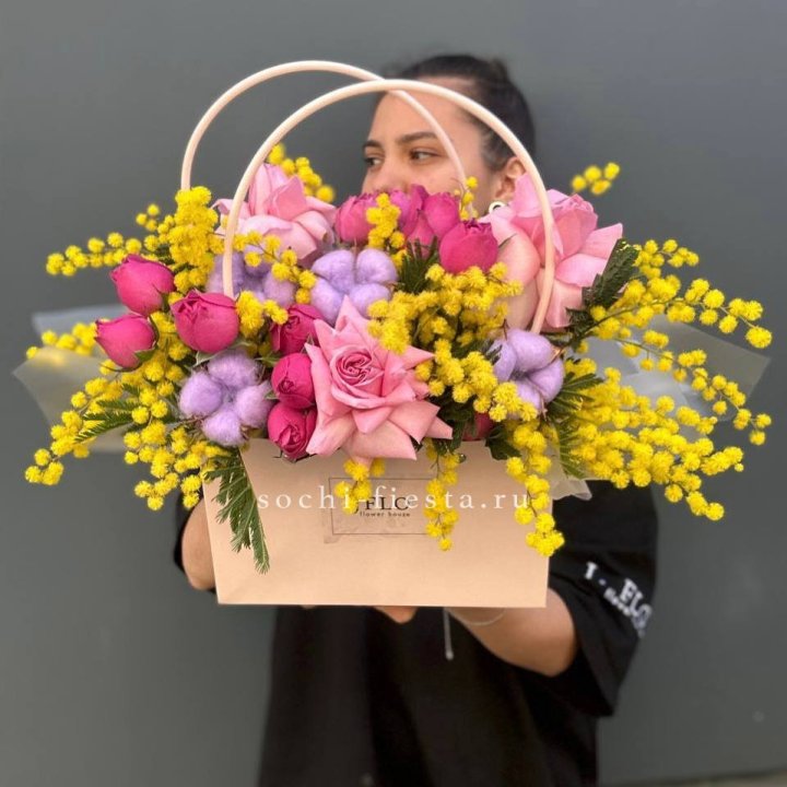 Сумочка мимозы и роз "Примавера" в Сургуте