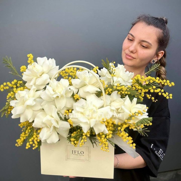 Французские Розы и мимоза  в сумочке  в Сургуте