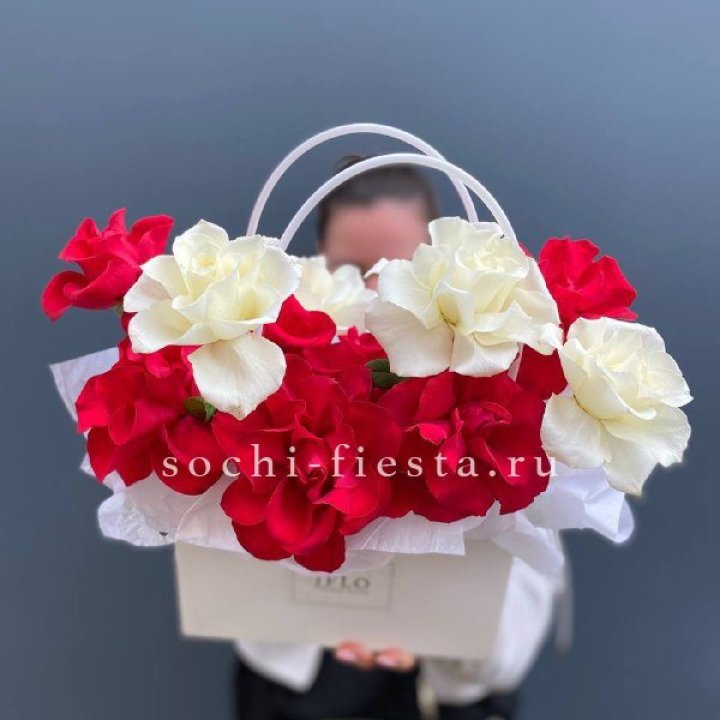 Сумочка  красных и белых роз в Сургуте