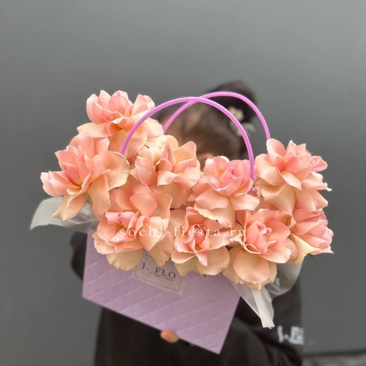 Сумочка с розами "Кети" в Сургуте