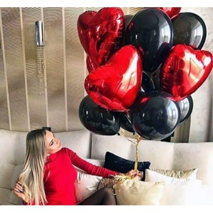 Фонтан из красных сердец с чёрными шарами  в Сургуте