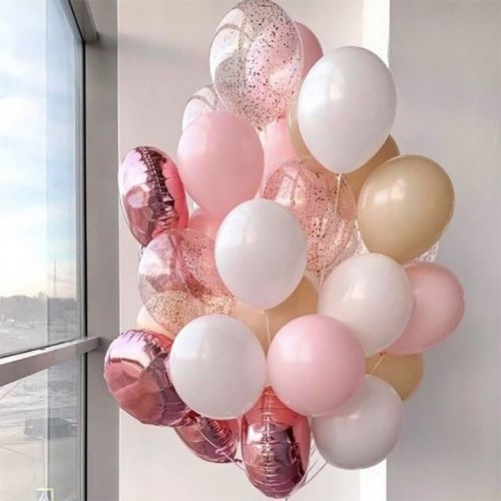 Фонтан шаров розового и белого цветов в Сургуте