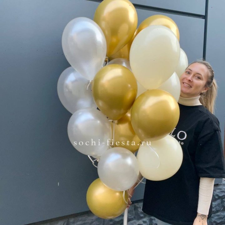 Облако шаров из белого и золотого оттенков в Сургуте