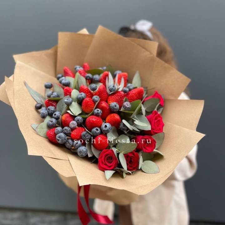 Клубника и голубика с цветами в Сургуте