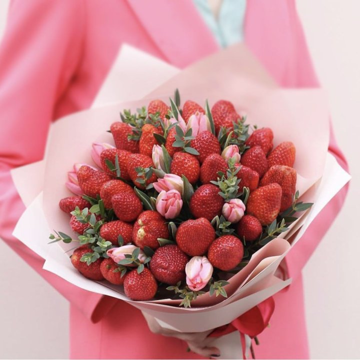 Тюльпаны и клубника в Сургуте