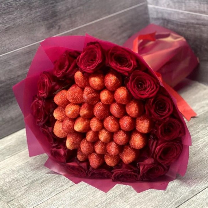 Клубничный букет с розами в Сургуте