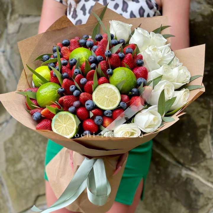 Ягодно-цитрусовый букет с розами в Сургуте