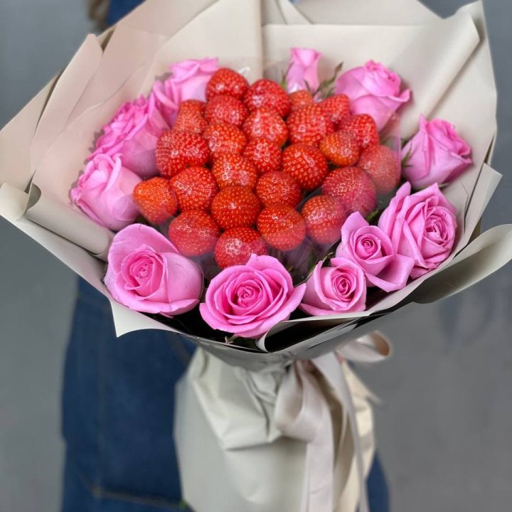 Клубника и розы в Сургуте
