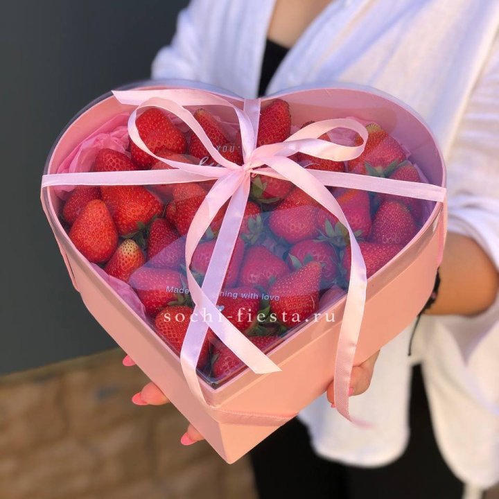 Коробочка сердце  с клубникой в Сургуте