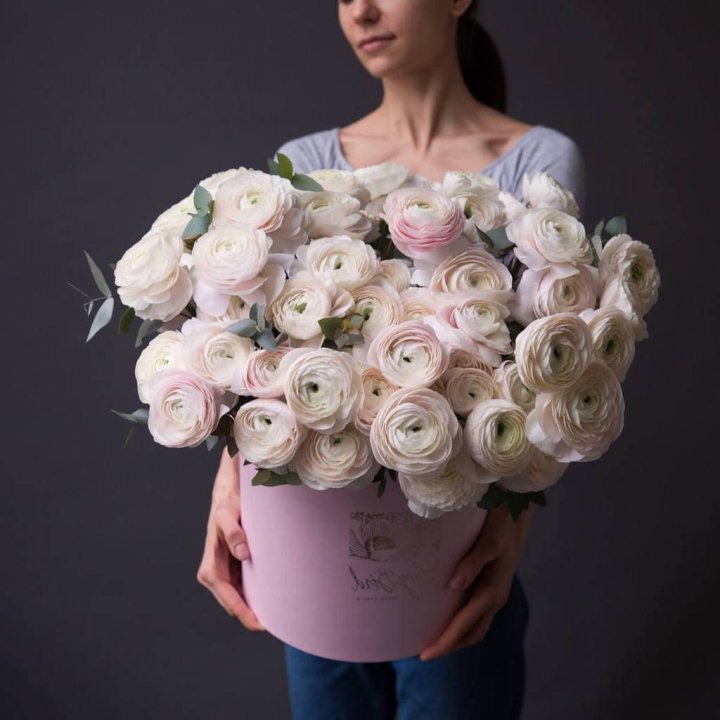 Бокс с ранункулюсами в Сургуте