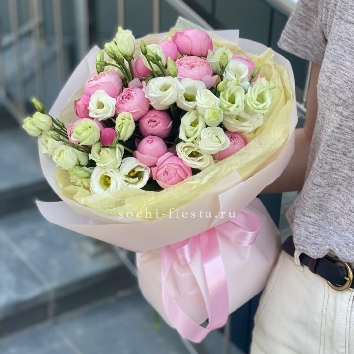 Букет кустовых роз с эустомой в Сургуте