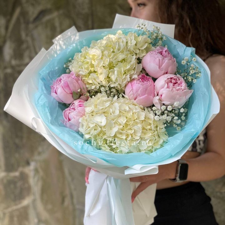 Букет с пионами "Блюсом" в Сургуте