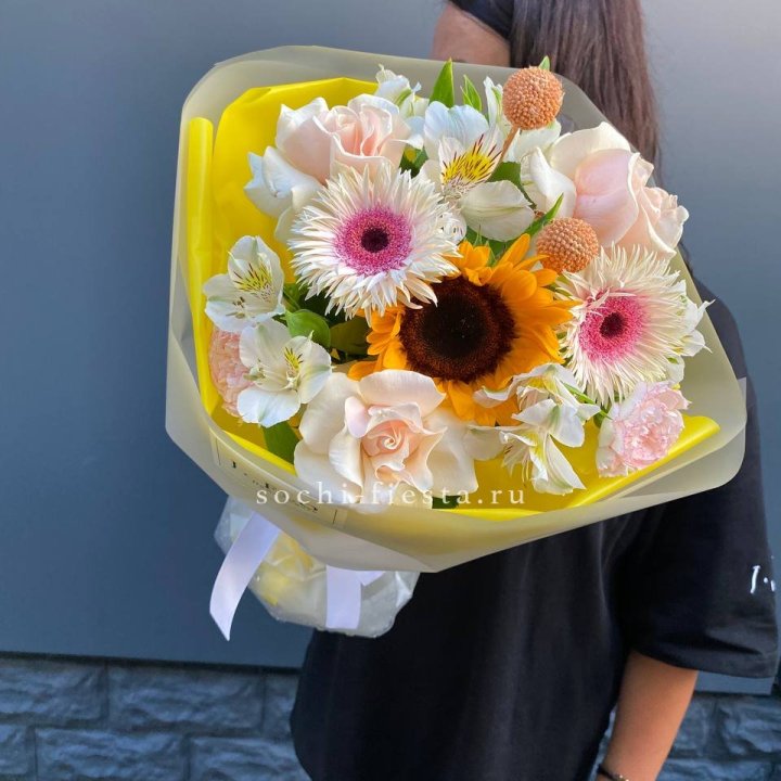 Букет с подсолнухом "Елоу" в Сургуте