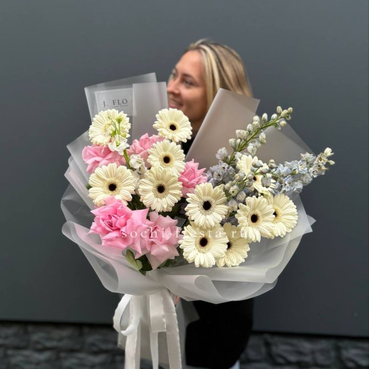 Букет роз и гербер в Сургуте