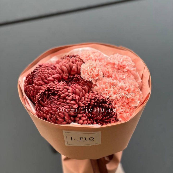 Букет хризантем и диантусов  в Сургуте