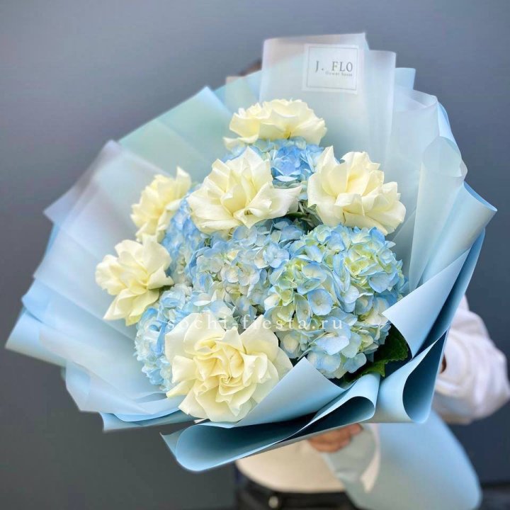  Букет из голубых гортензий и роз  в Сургуте