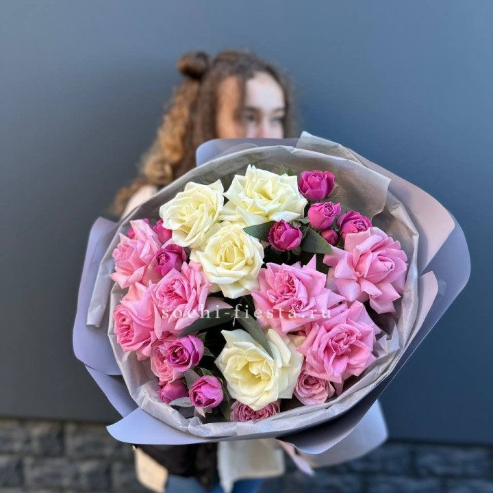 Букет французских и пионовидных роз в Сургуте