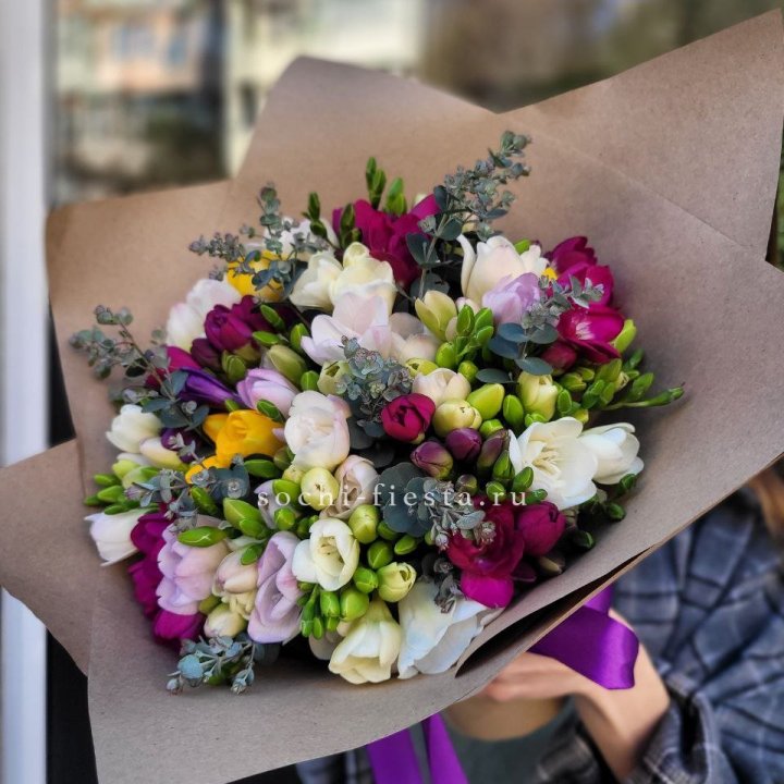 Букет фрезий "Радуга" в Сургуте