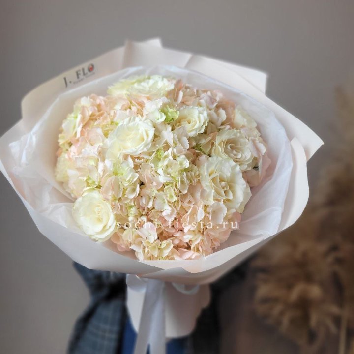  Букет гортензии и роз  в Сургуте