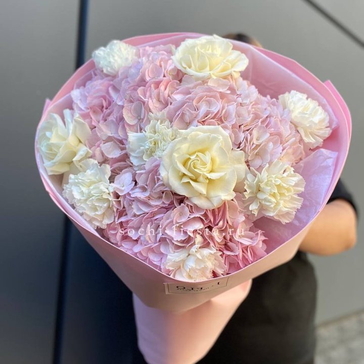  Букет гортензий и роз  в Сургуте