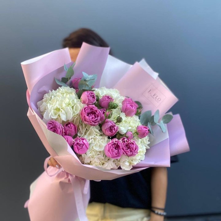 Букет белых гортензий и пионовидных роз  в Сургуте