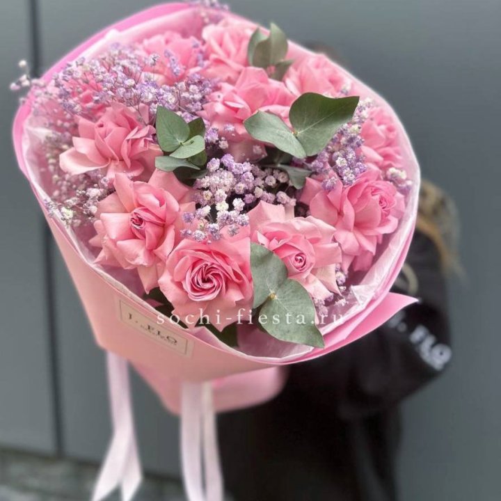 Розовые французские розы с гипсофилой в Сургуте