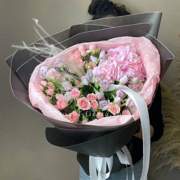  Букет гортензии и роз "Саперави" в Сургуте