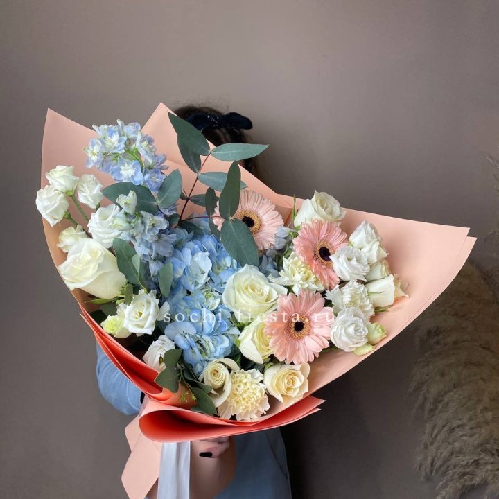  Букет гортензии и роз "Валенсия" в Сургуте