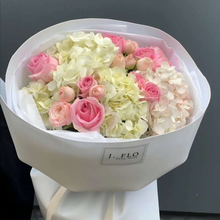  Букет гортензии и роз  "Тиамо" в Сургуте