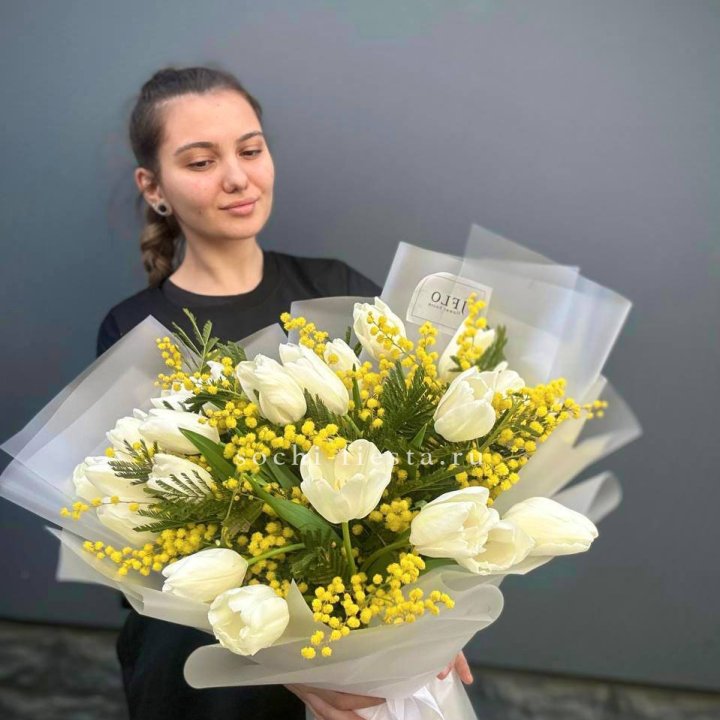 Букет тюльпанов и мимозы в Сургуте