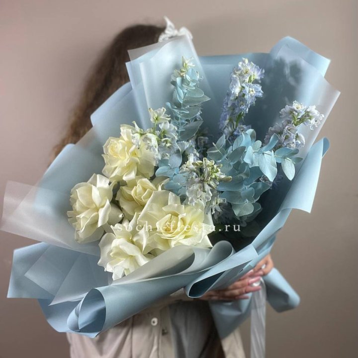 Букет из белых французских роз и дельфиниума в Сургуте