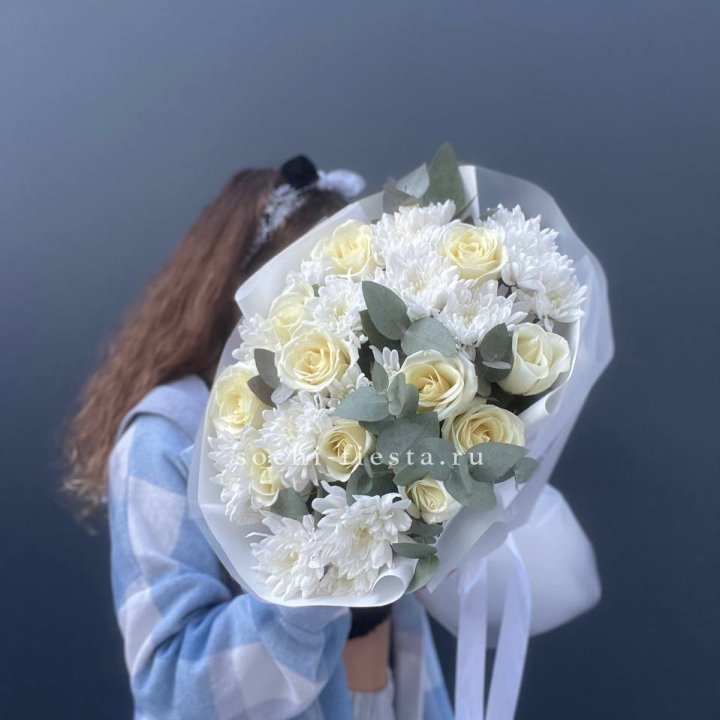  Букет белых роз с хризантемой  в Сургуте