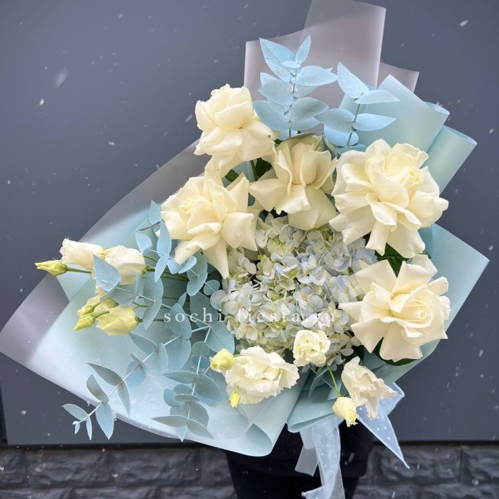 Букет с гортензией и белыми французскими розами в Сургуте