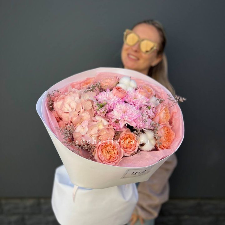 Букет гортензии и кустовых роз  в Сургуте