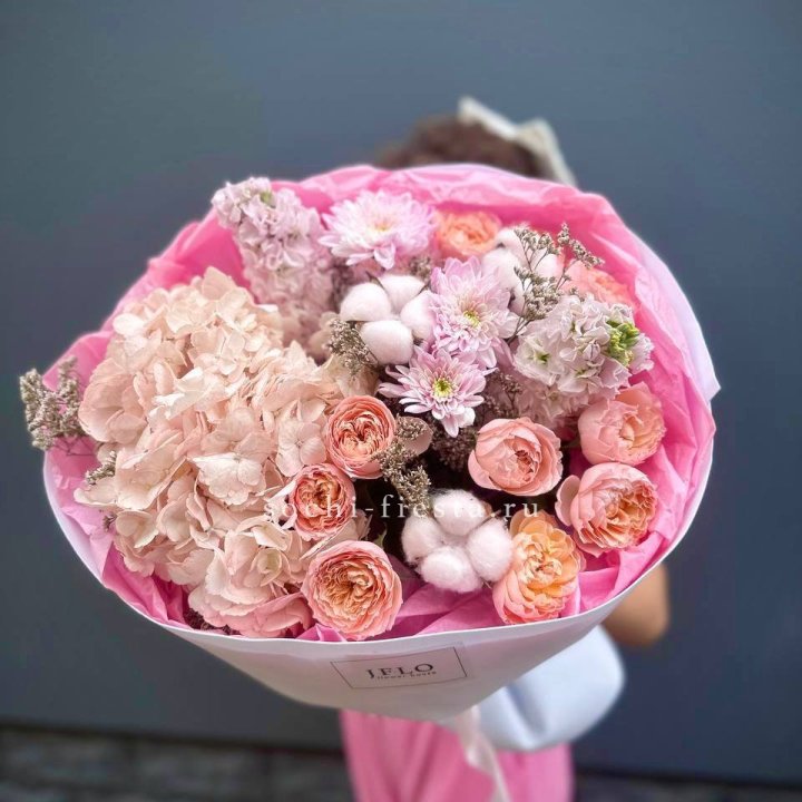 Букет гортензии и кустовых роз "Абрассо" в Сургуте