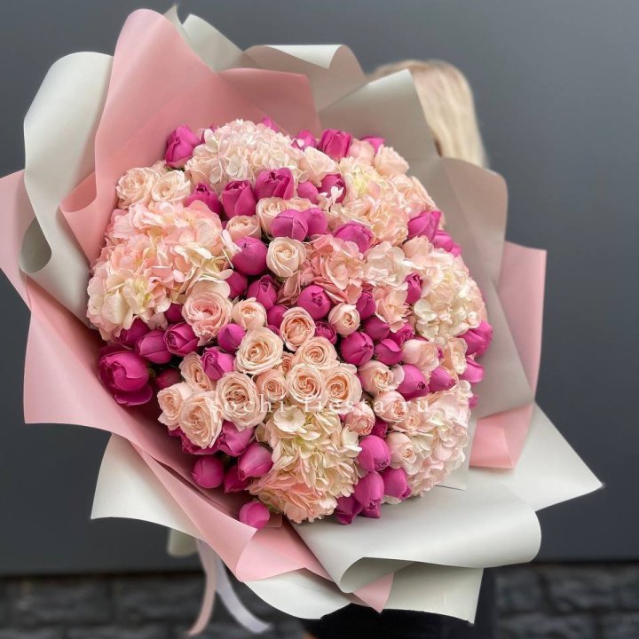 Букет кустовые розы и гортензия в Сургуте