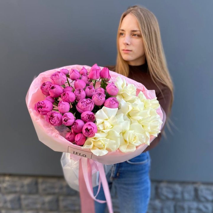 Дуо белых и кустовых роз в Сургуте