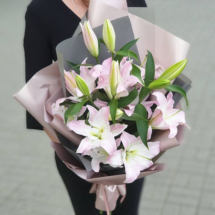 Букет розовых лилий в Сургуте