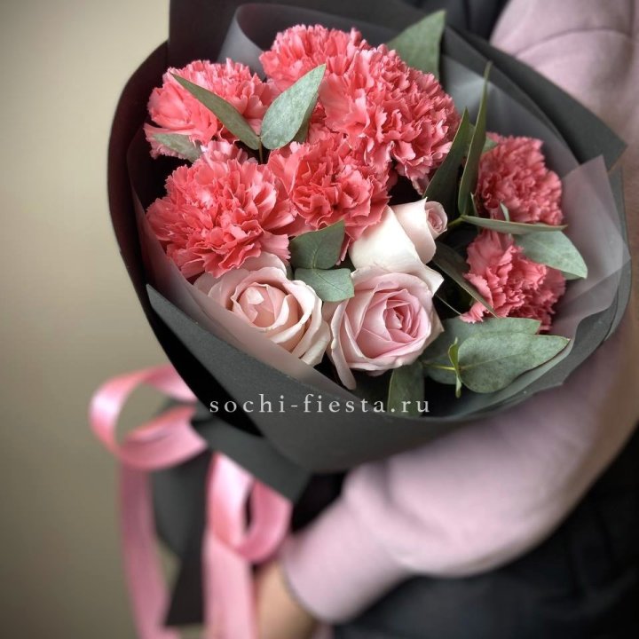 Букет из роз и диантусов "Пенелопа" в Сургуте