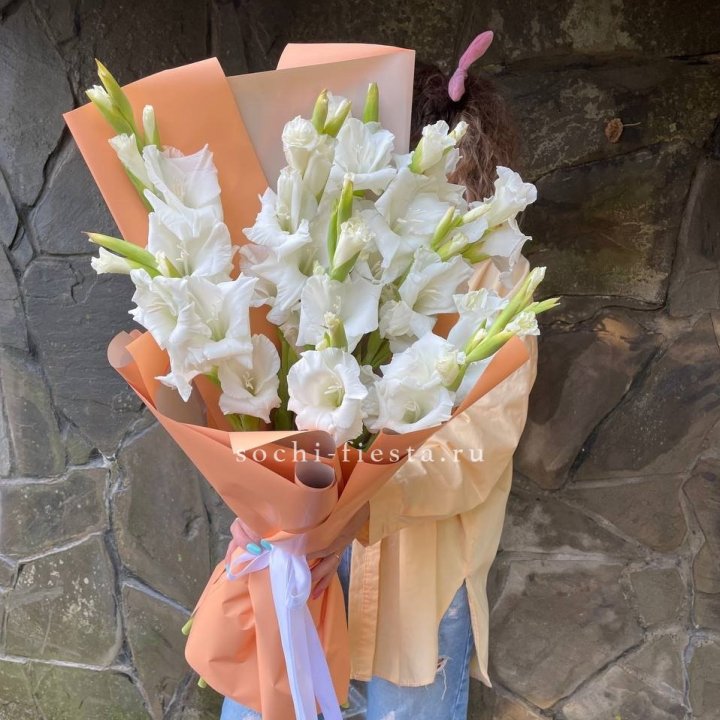 Букет белых гладиолусов  в Сургуте