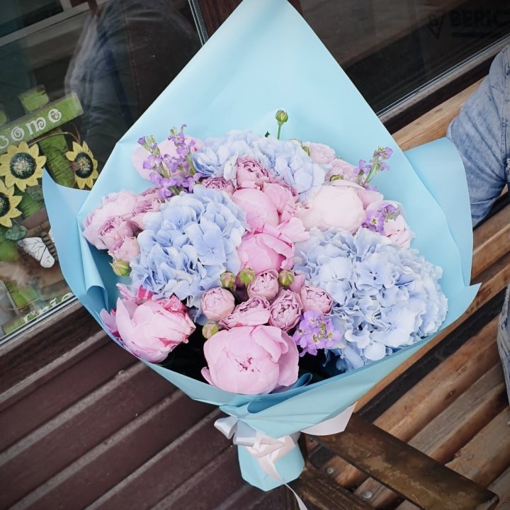 Букет с гортензиями "Блубери" в Сургуте