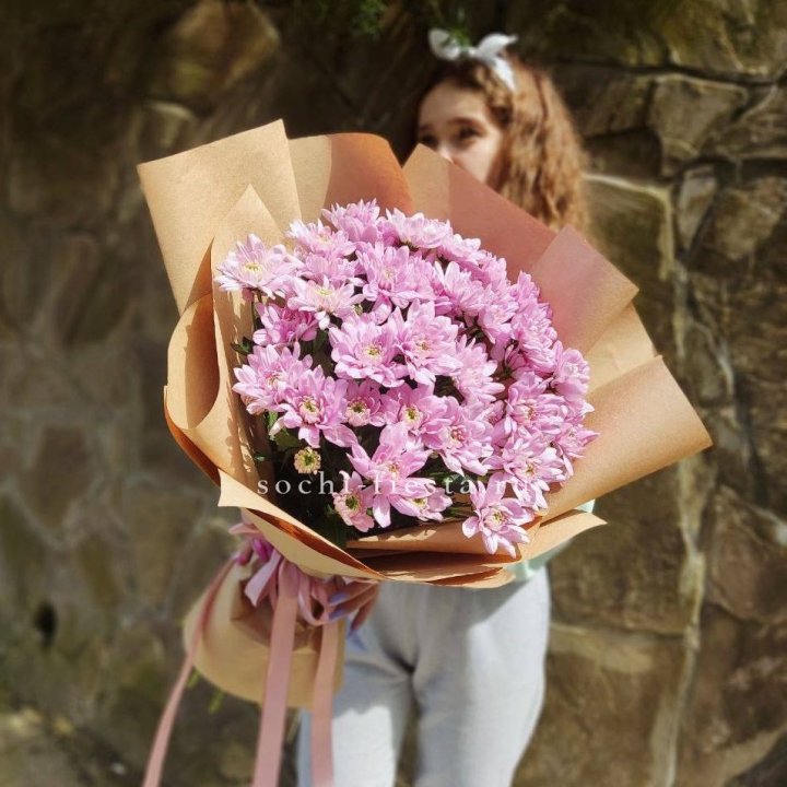 Букет хризантем в крафте в Сургуте