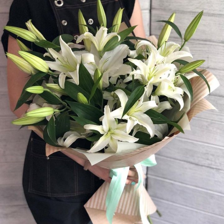 Букет белых лилий в Сургуте