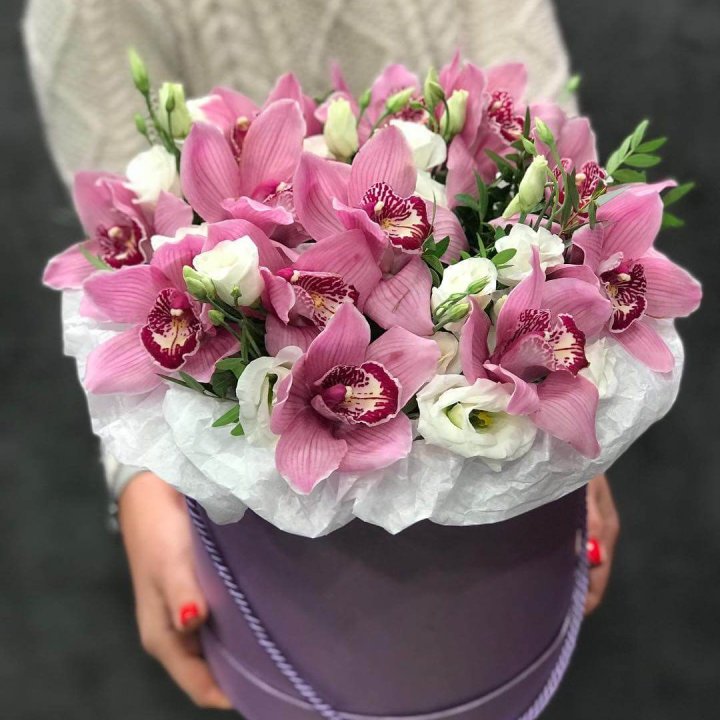 Орхидея и эустома в шляпной коробке в Сургуте