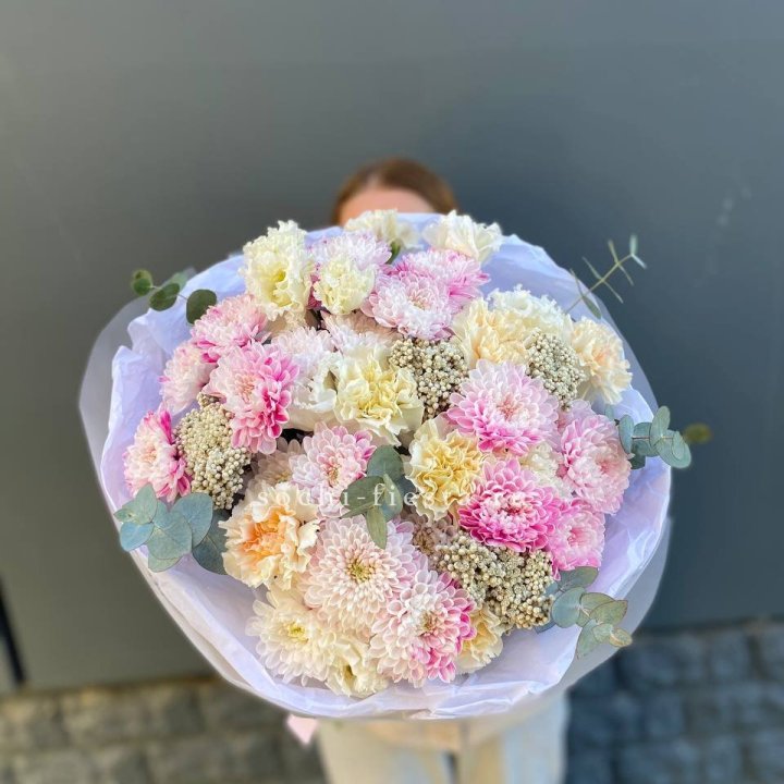 Букет из стойких цветов  в Сургуте