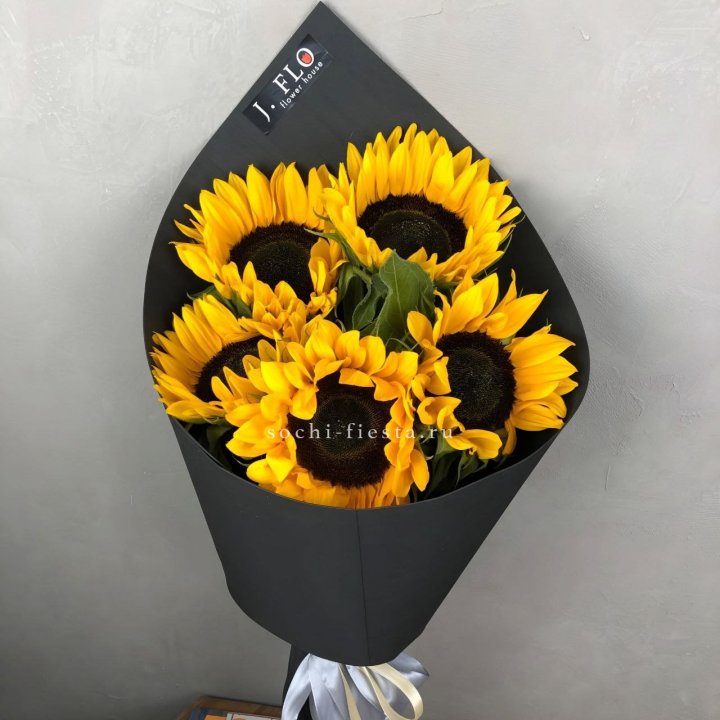 Букет из 5  подсолнухов в Сургуте