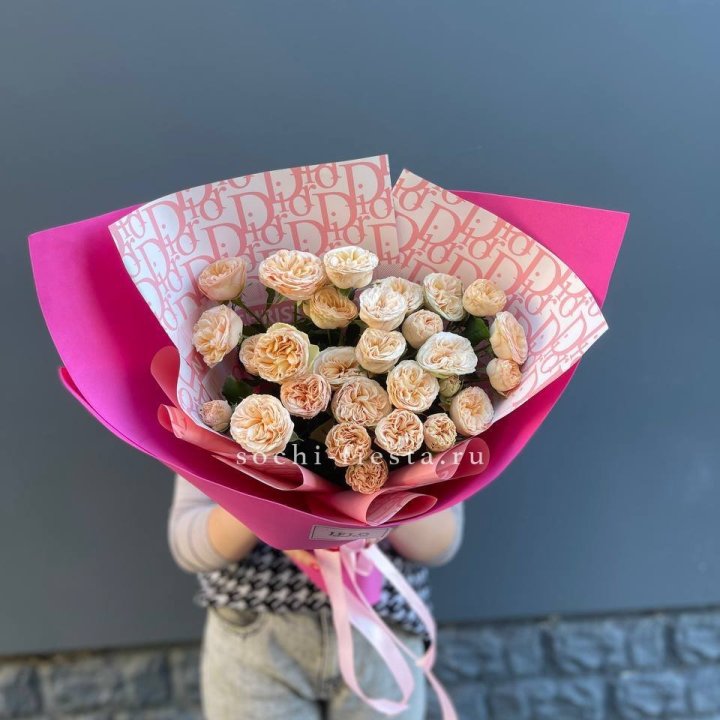 9 пионовидных роз в Сургуте
